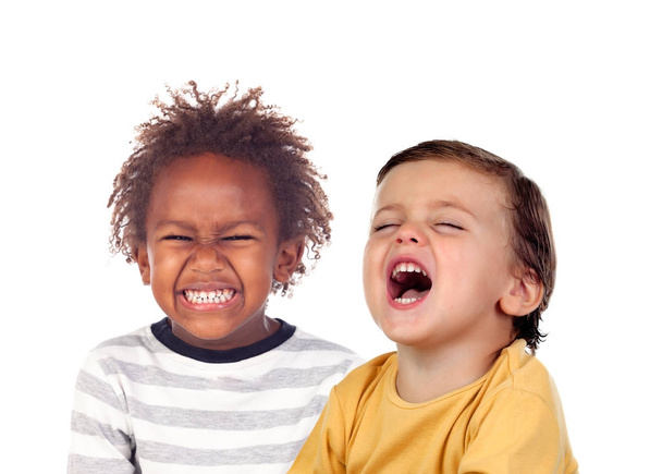 Porträt von zwei schönen kleinen Jungen, die isoliert auf weißem Hintergrund lachen - Foto, Bild