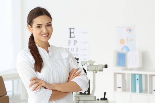 Young ophthalmologist in modern clinic - Foto, imagen