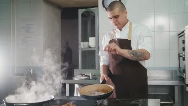 Chef está vertiendo la salsa en la carne
 - Imágenes, Vídeo