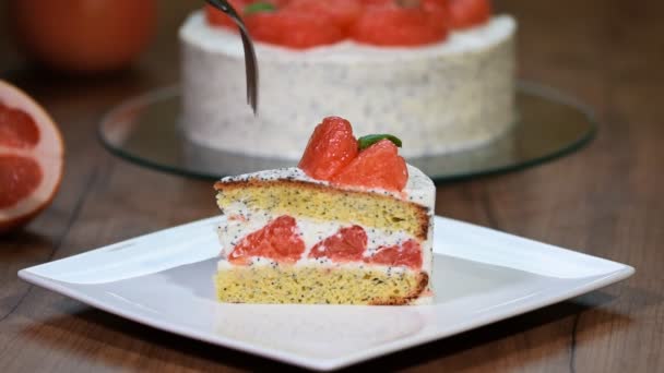 Homemade cake with grapefruit. Eat a piece of grapefruit cake - Footage, Video