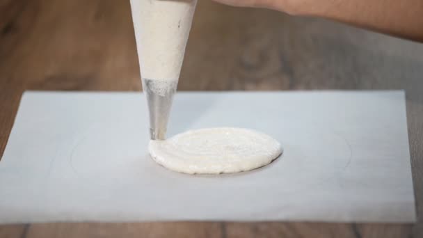 Den Teig aus der Teigtasche pressen. zur Zubereitung des Kuchens - Filmmaterial, Video