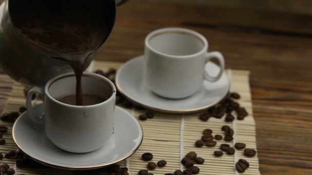 Kaffee in Kaffeetasse mit natürlichen Körnern - Filmmaterial, Video