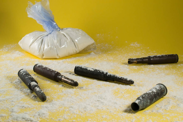 Кокаин с пулями на желтом фоне
 - Фото, изображение