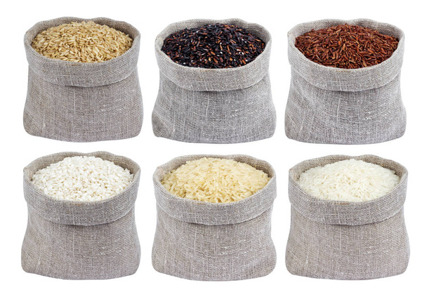 Diferentes tipos de arroz en bolsas aisladas sobre fondo blanco. Colección
 - Foto, Imagen