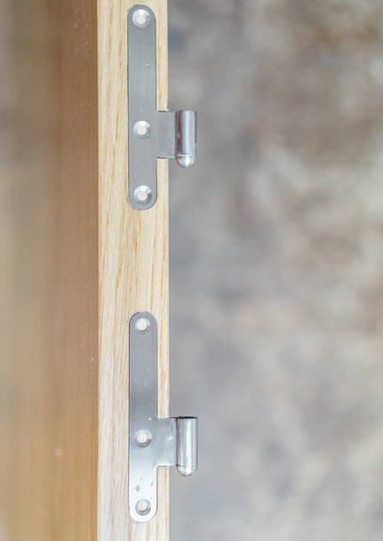Залізні петлі в дерев'яних дверях
 - Фото, зображення