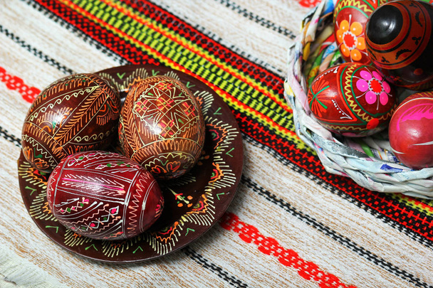 Ukrainian autêntico tradicional pintado ovos de Páscoa em guardanapo bordado tradicional ou toalha (rushnyk
) - Foto, Imagem