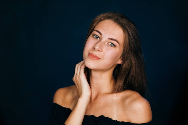 Portrait beautiful girl on a dark studio background - Foto, afbeelding