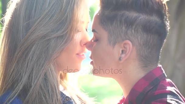 Bir gün batımı zamanında romantik lezbiyen çift öpüşme - Video, Çekim