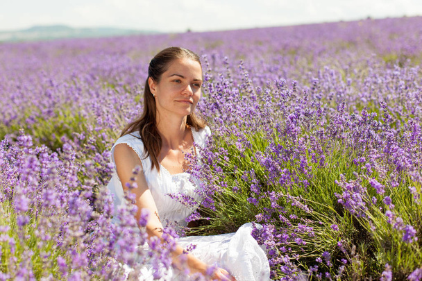 The girl in lavender - Foto, afbeelding