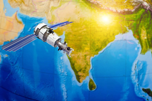 Comunicaciones de seguimiento por satélite en el espacio sobre la India, Hindustan
. - Foto, Imagen