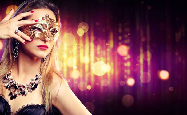 attraktive Model-Frau mit Karnevalsmaske - Foto, Bild
