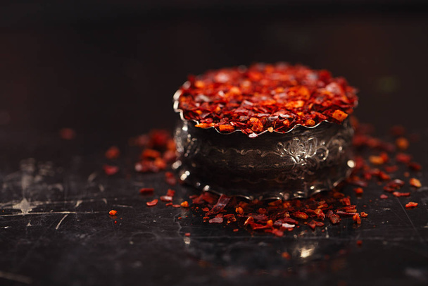 kasa harissa mausteseosta pienessä metallikulhossa tummalla pohjalla, perinteinen marokkolainen punainen kuuma chili sekoitus
 - Valokuva, kuva