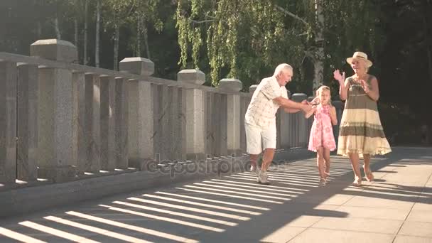 Gyermek buborék fújó, és a nagyszülők. - Felvétel, videó