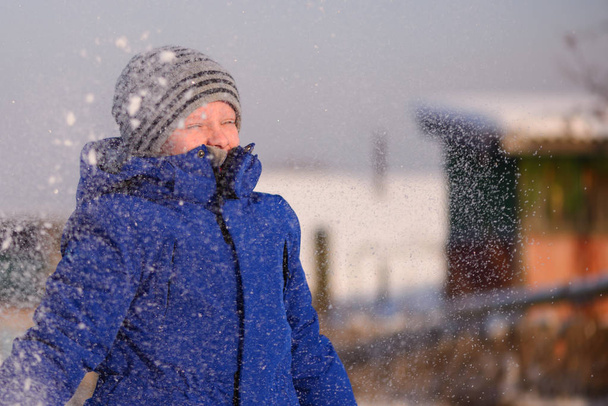 Dětské zimní oblečení mimo město na pozadí zasněžené zimní krajiny. - Fotografie, Obrázek