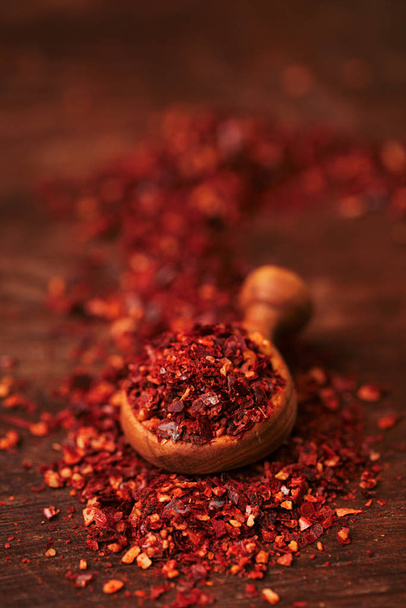 pila de mezcla de especias harissa en cucharada de madera, mezcla tradicional de chile rojo marroquí caliente
 - Foto, imagen