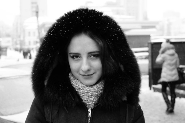 Belle fille dans les rues d'hiver d'une ville
 - Photo, image
