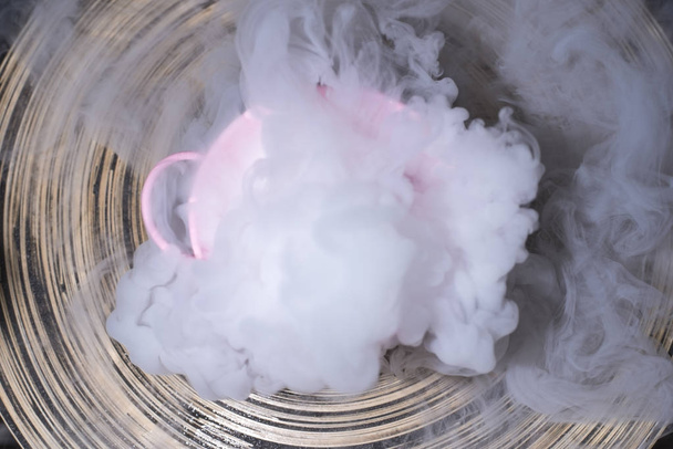 Αφηρημένη λευκό καπνό στον κουβά σε φόντο ξύλινη ροζ - Φωτογραφία, εικόνα