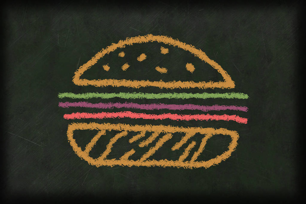 illustratie van een hamburger getekend met krijt op een schoolbord in verschillende kleuren - Foto, afbeelding