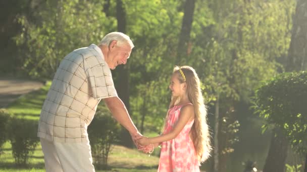Älterer Mann mit Enkelkind kommuniziert. - Filmmaterial, Video