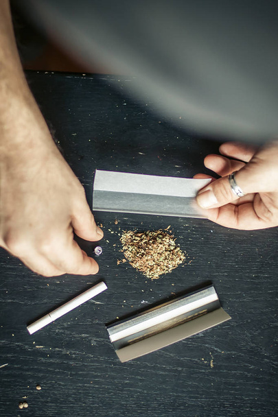 Preparing and rolling marijuana cannabis joint. Drugs narcotic c - 写真・画像