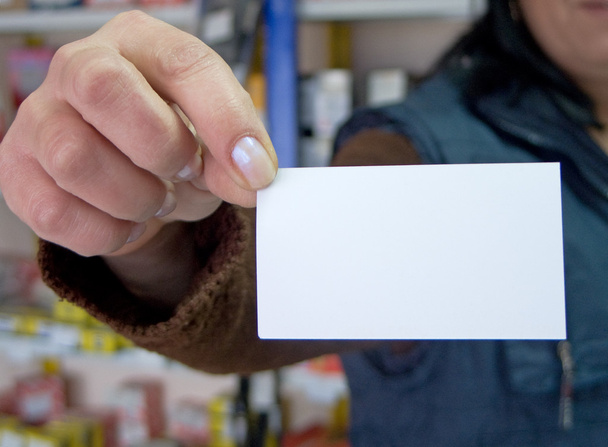 Mulher segurando cartão de visita em branco
 - Foto, Imagem