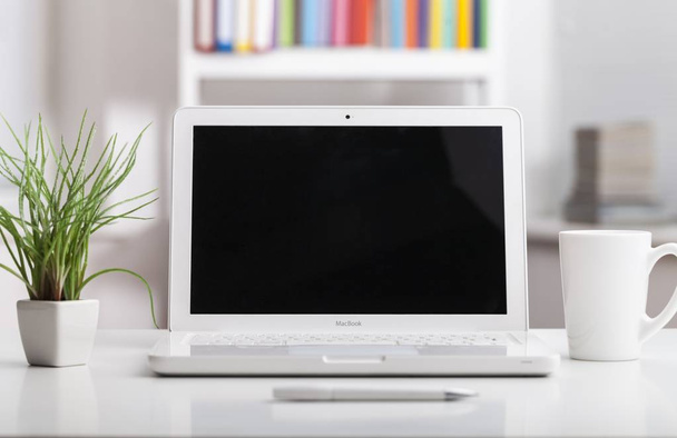 Laptop with blank screen - Фото, зображення
