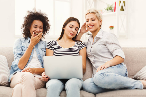 Τρεις γυναίκες χαρούμενος που χρησιμοποιούν φορητό υπολογιστή στο σπίτι - Φωτογραφία, εικόνα