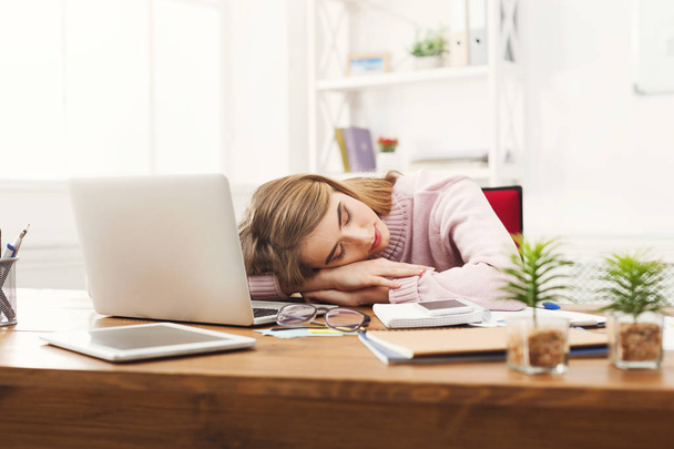 Śpiące przepracowaniem biznes Kobieta w biurze - Zdjęcie, obraz