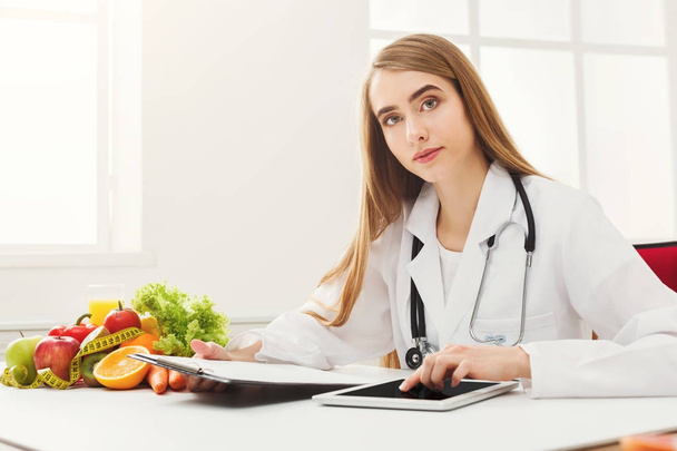 Dietetyka kobiet działa na tablecie cyfrowy - Zdjęcie, obraz