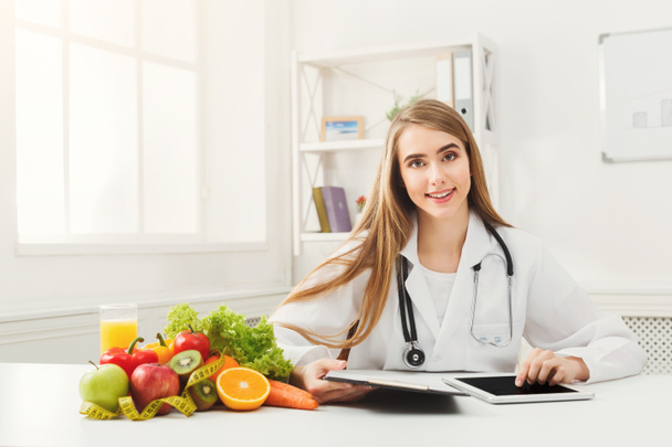 Dietetyka kobiet działa na tablecie cyfrowy - Zdjęcie, obraz