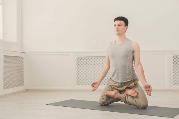 Homme sportif pratiquant le yoga. Pose de lotus
. - Photo, image