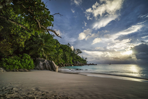 zonsondergang op paradijs strand van anse georgette, praslin, Seychellen  - Foto, afbeelding