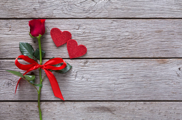 Fond Saint-Valentin avec fleur de rose rouge, coeurs en papier sur bois rustique
 - Photo, image