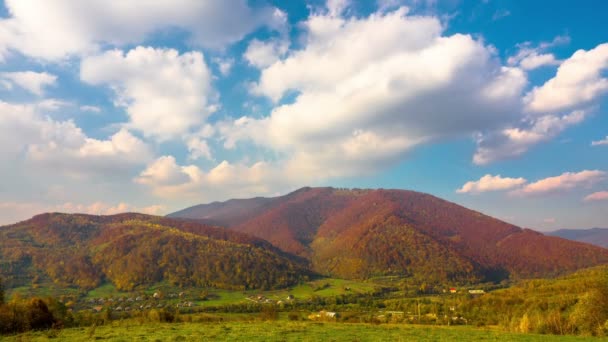 Góra jesień krajobraz z kolorowych drzew, szybko puszyste chmury i cienie. Timelapse. - Materiał filmowy, wideo