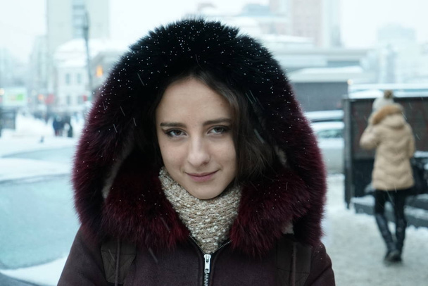 Kaunis tyttö talvella kaduilla kaupungin
 - Valokuva, kuva