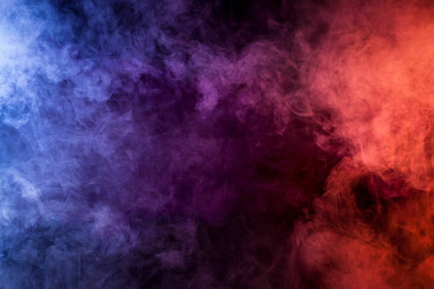 Fumée vape bleue, rose, violette sur fond isolé noir
 - Photo, image