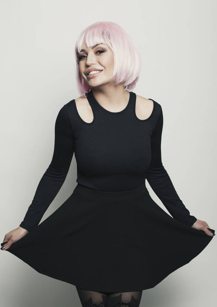 Kauneus onnellinen nainen vaaleanpunaiset hiukset eristetty bg studio shot
 - Valokuva, kuva