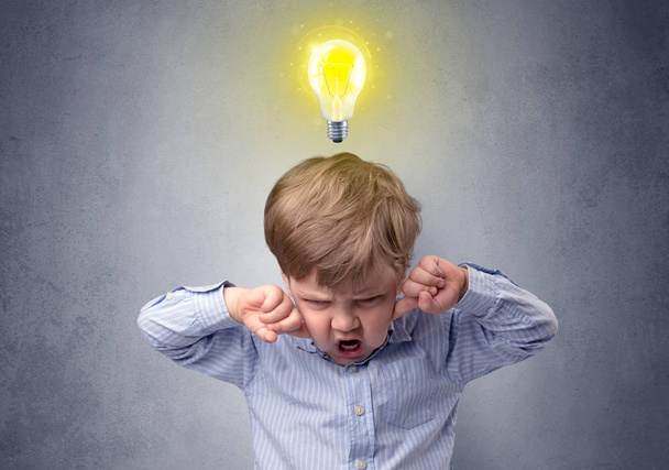 Little boy mull over with bulb above his head - Foto, imagen