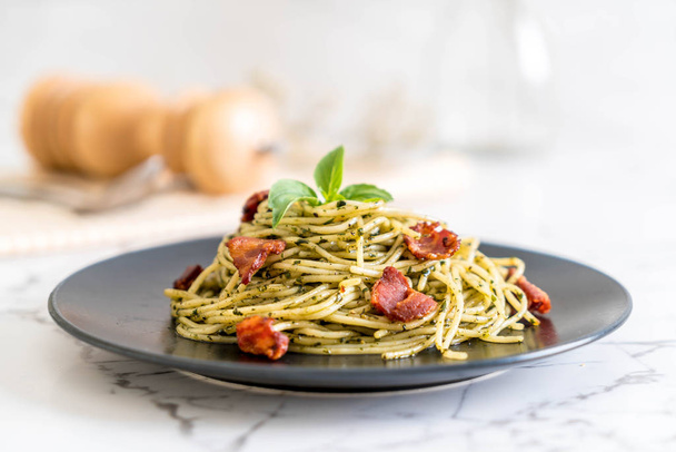 Spaghetti with basil pesto and bacon - Фото, зображення