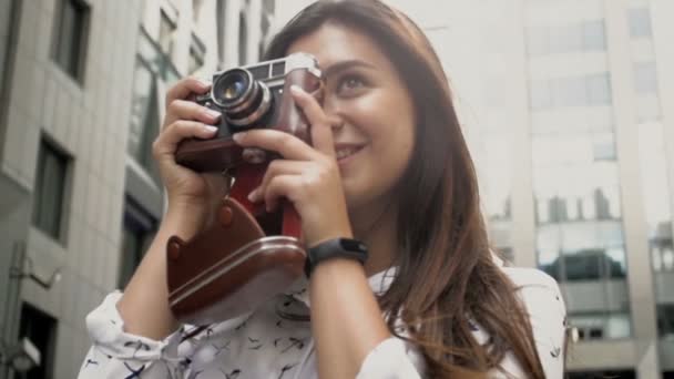 Gyönyörű brunette girl gazdaság vinatge kézi kamera lassú mozgás video - Felvétel, videó
