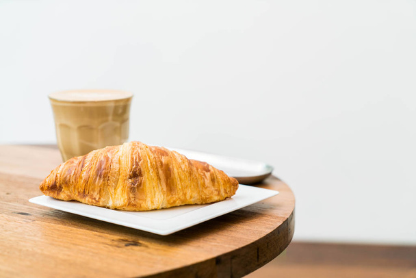 croissant with hot coffee - Fotografie, Obrázek
