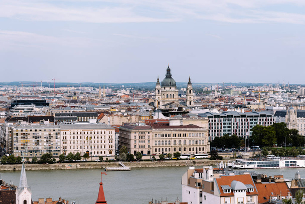 Αστικό τοπίο της Βουδαπέστης από κατά μήκος του ποταμού - Φωτογραφία, εικόνα