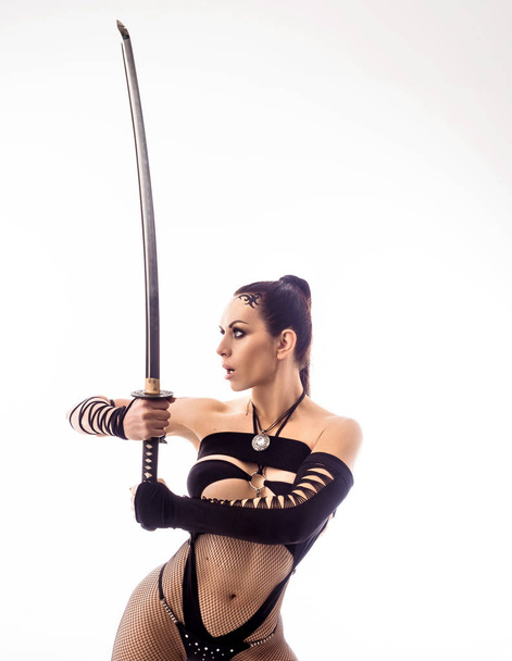 Giovane donna con una spada samurai bushido katana - Foto, immagini