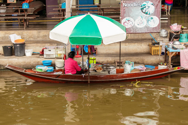 Velhos asiáticos mulher fazendo tailandês macarrão comida em Damnoen Saduak mercado flutuante em Ratchaburi perto de Bangkok, Tailândia
 - Foto, Imagem