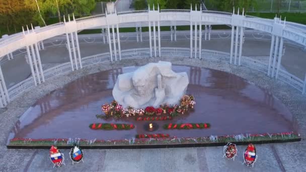 drone removes slowly above beautiful war memorial complex with eternal flame among white columns - Imágenes, Vídeo