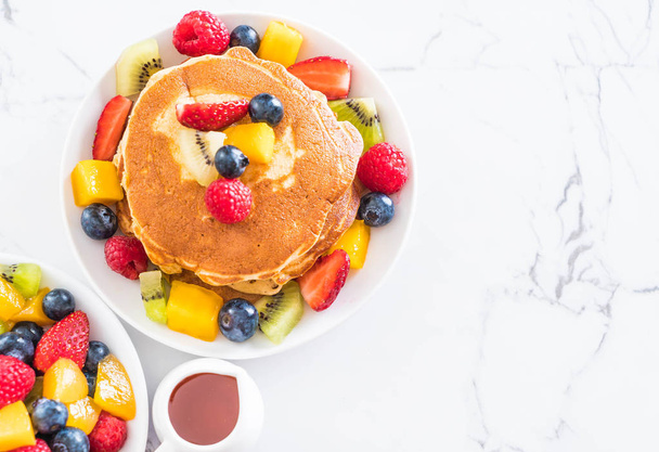 pancake with mix fruits - Foto, Imagen