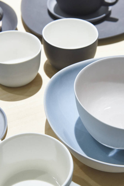 Tasses en porcelaine posées sur une table. fond de café
.  - Photo, image