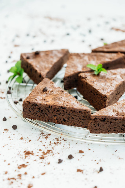 Dolce dessert con brownies al cioccolato su sfondo di pietra bianca
 - Foto, immagini