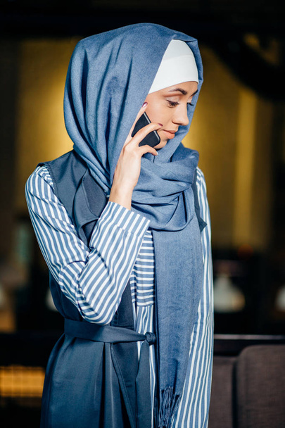 Successful Arab woman. Arab businesswoman wearing hijab talking on cell phone - Foto, afbeelding