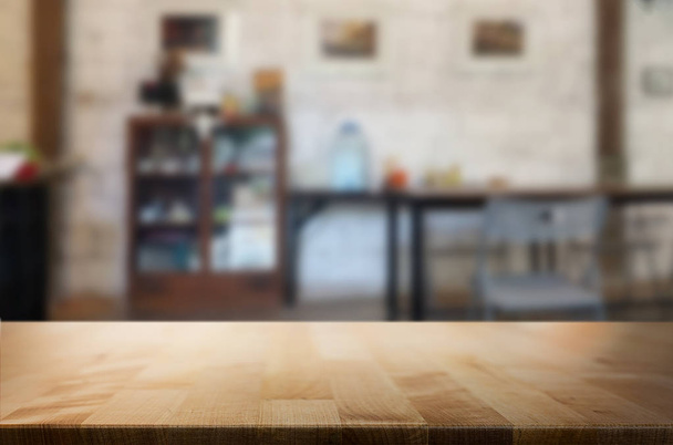 Tavolo in legno vuoto e stanza decorazione d'interni sfondo, prod
 - Foto, immagini